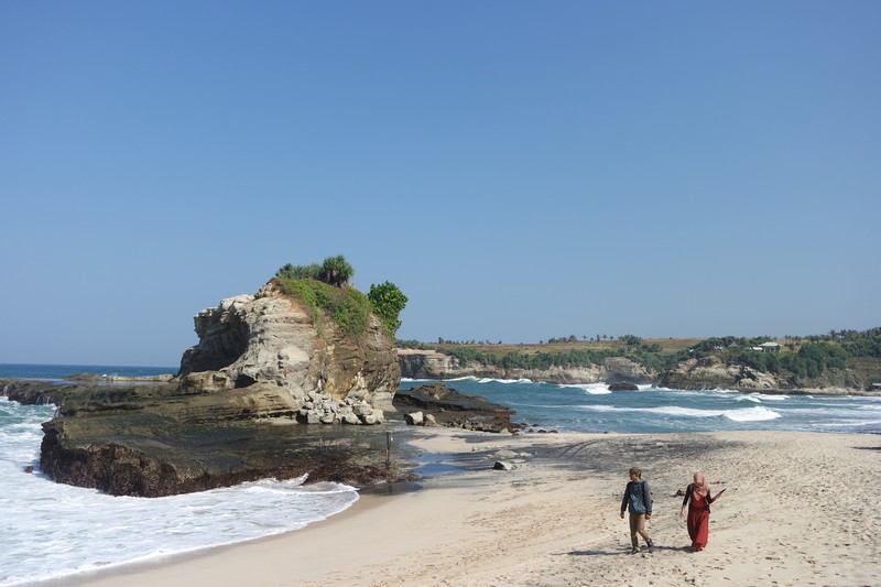 Pantai Klayar, salah satu destinasi wisata favorit dalam paket wisata Pacitan
