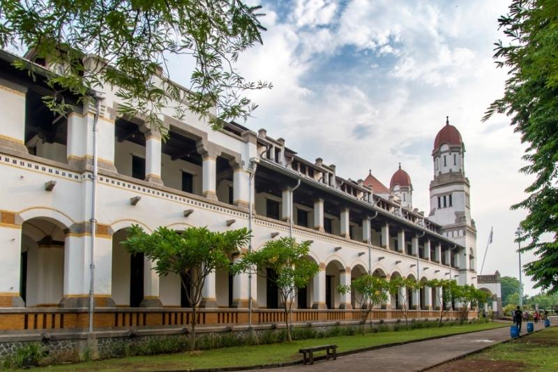 Lawang Sewu, sebuah bangunan jaman Belanda yang dulu berfungsi sebagai kantor perusahaan kereta api