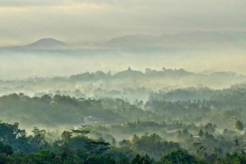 Sunrise di Punthuk Setumbu dengan latar belakang candi Borobudur