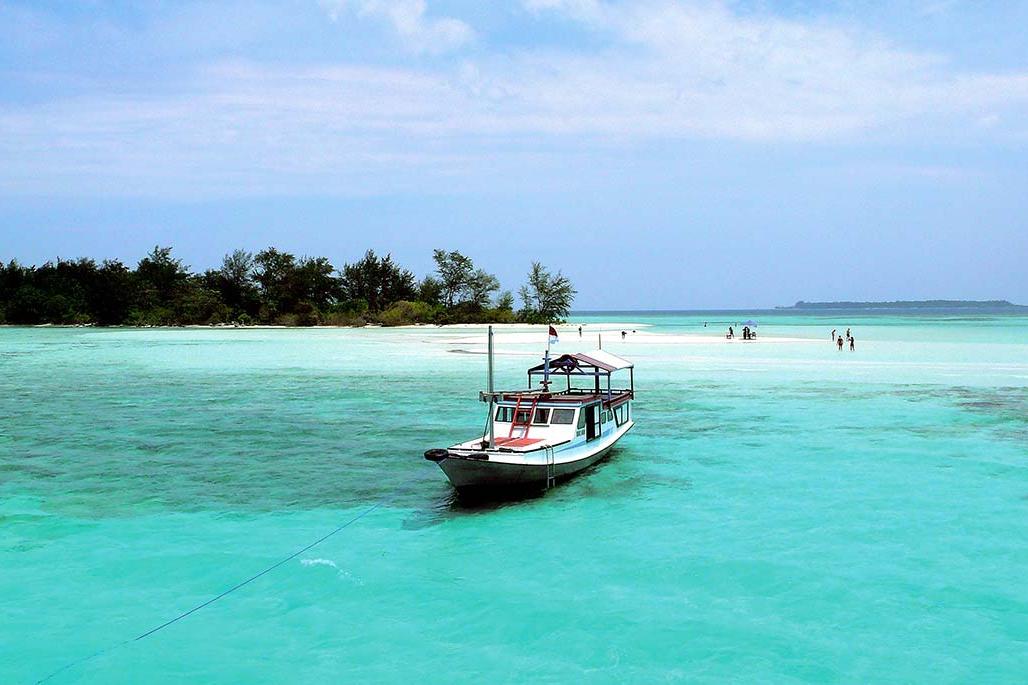 Dalam paket wisata Karimunjawa ini kami ajak Anda menikmati keindahan pantai ini