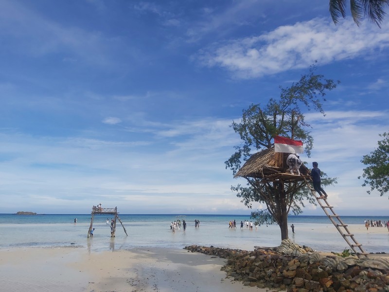 Pantai Bobby, salah satu destinasi dalam paket wisata Karimunjawa