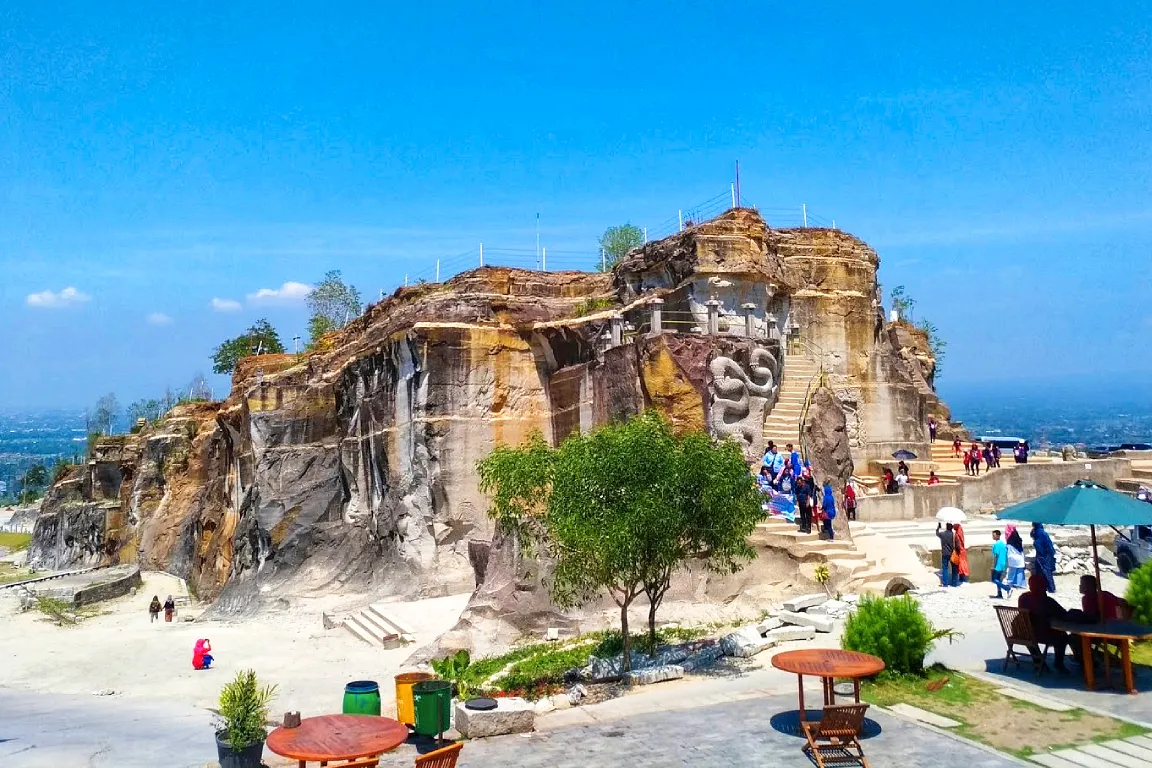 Pemandangan Tebing Breksi Jogja dengan tebing batu kapur yang megah