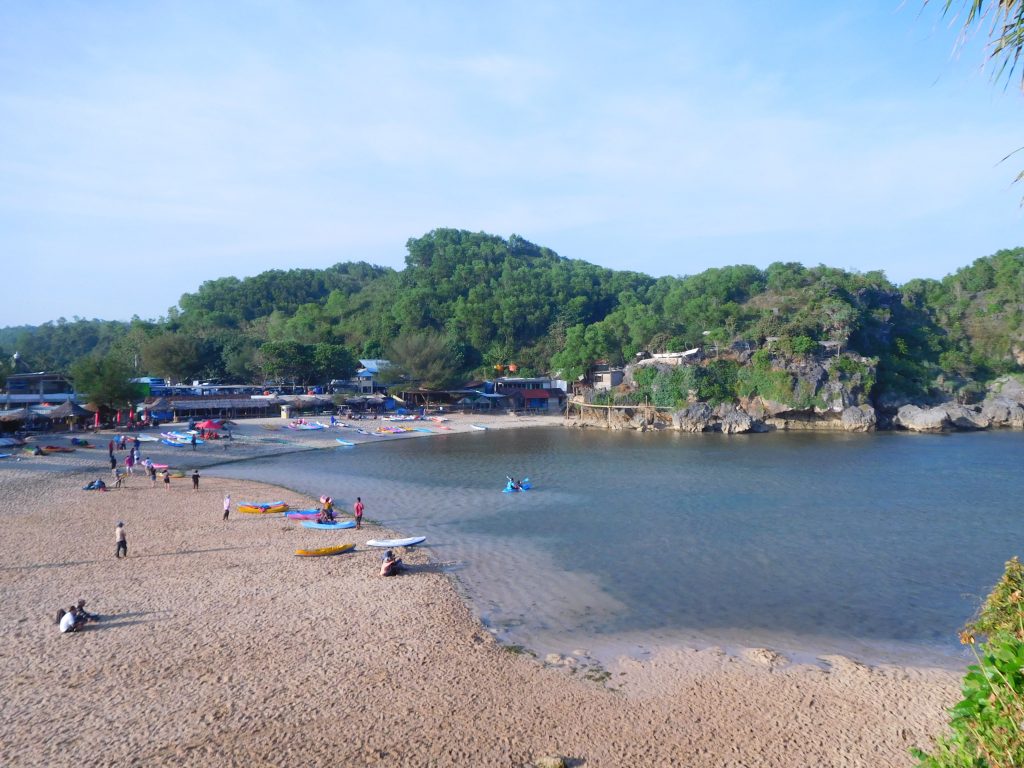 Di Pantai Drini selain menikmati suasananya wisatawan juga bisa bermain kano