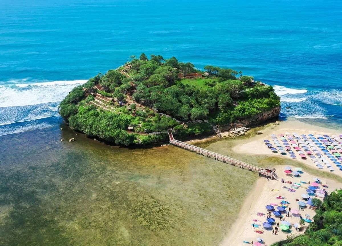 Pantai Drini yang menjadi favorit dalam paket wisata Gunung Kidul