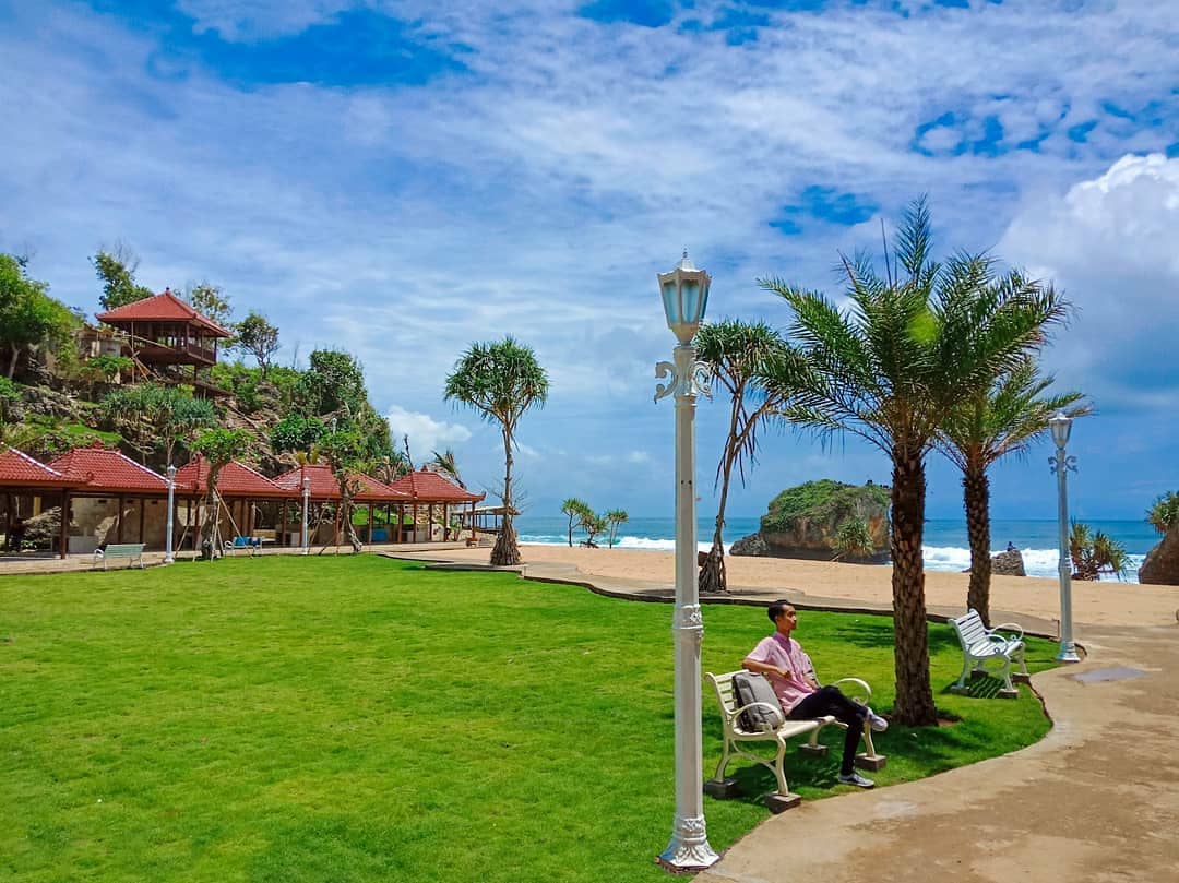 Pantai Mesra, sebuh pantai kecil di Gunung Kidul yang sangat indah dengan pasir putihnya