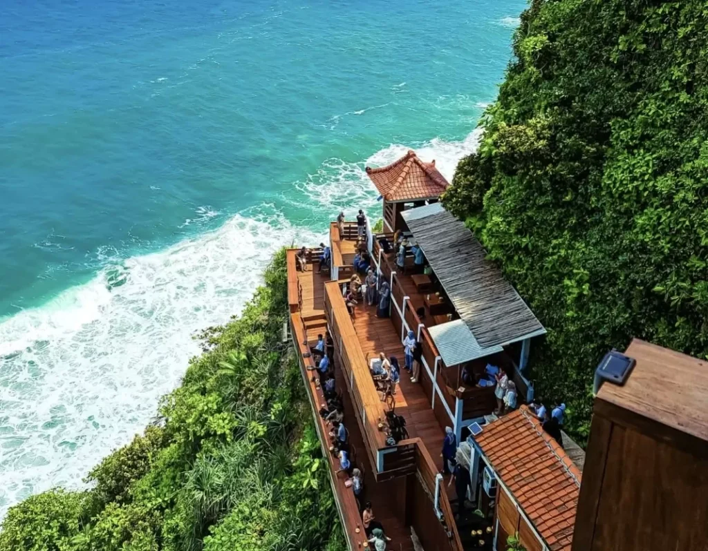 Di Puncak Segoro Anda bisa merasakan sensasi resto di tebing di atas pantai