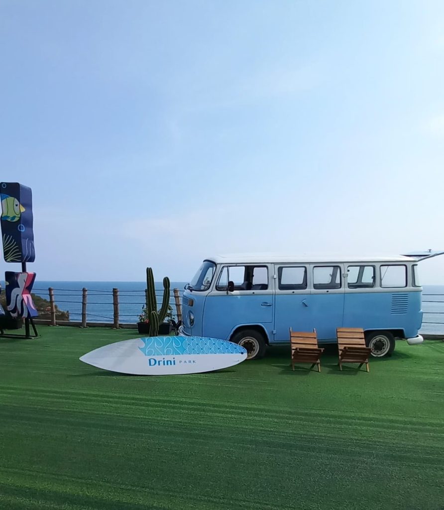 Drini Park menawarkan banyak spot foto dengan latar belakang laut selatan