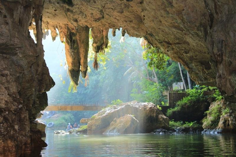 Di Goa Pindul wisatawan bisa menikmati keindahan di dalam goa dengan menggunakan ban