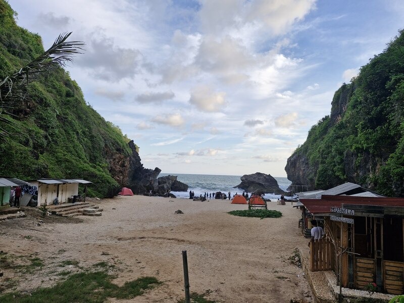 Garis pantai Wohkudu yang sempit diapit tebing karst tinggi di Kecamatan Panggang Gunungkidul Yogyakarta