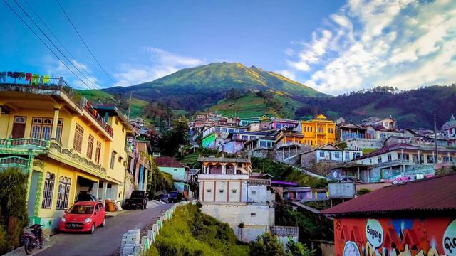 Wisata Nepal Van Java Magelang dengan rumah bertingkat warna-warni
