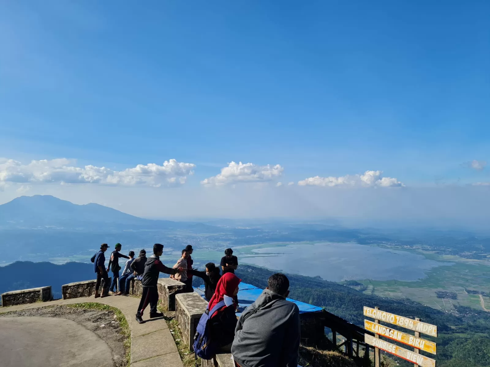 Kami akan mengajak Anda eksplore gunung Telomoyo dalam paket tour Magelang 1 hari