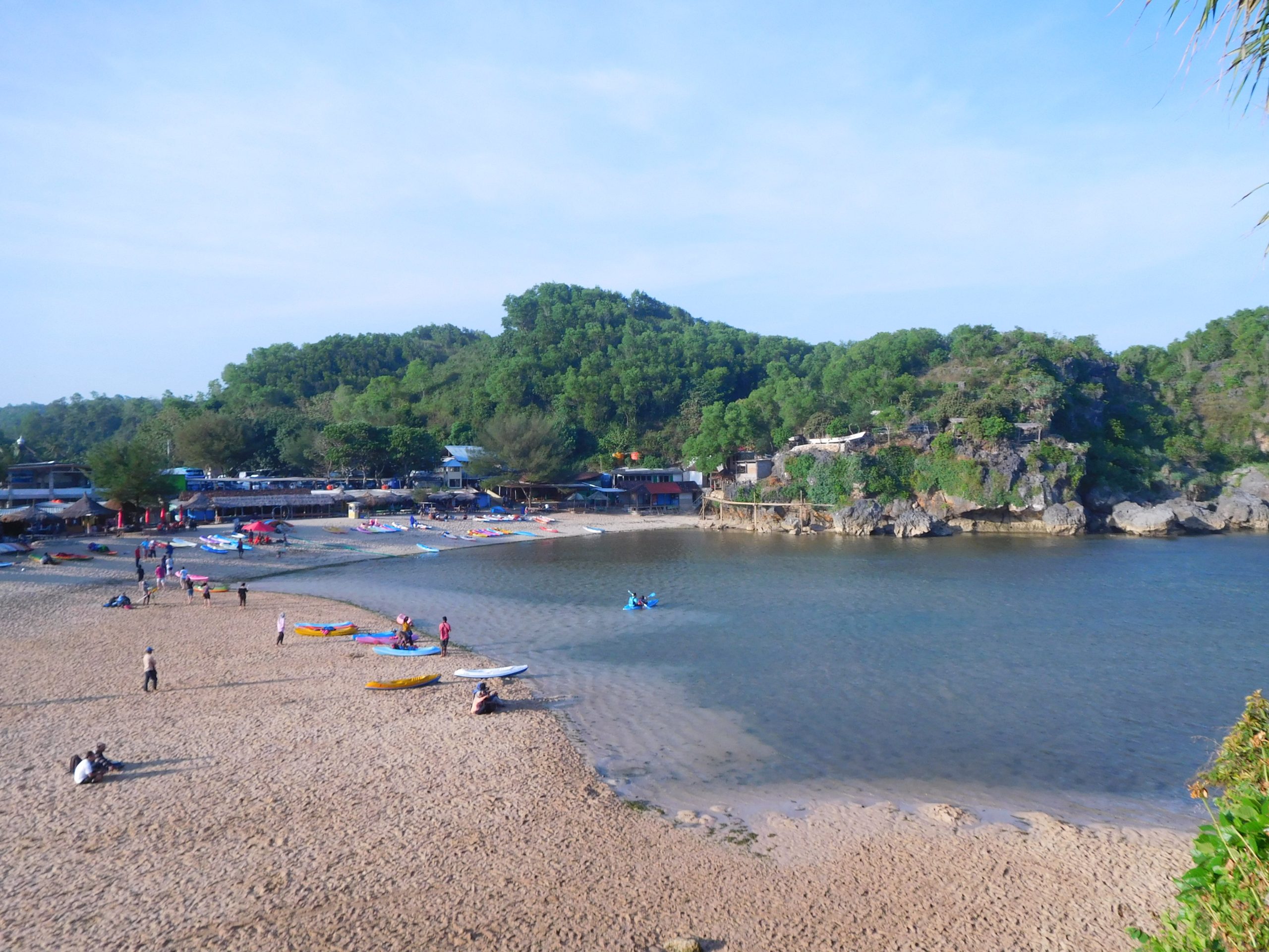 Pantai Drini yang menjadi salah satu pantai favorit untuk liburan keluarga di Jogja