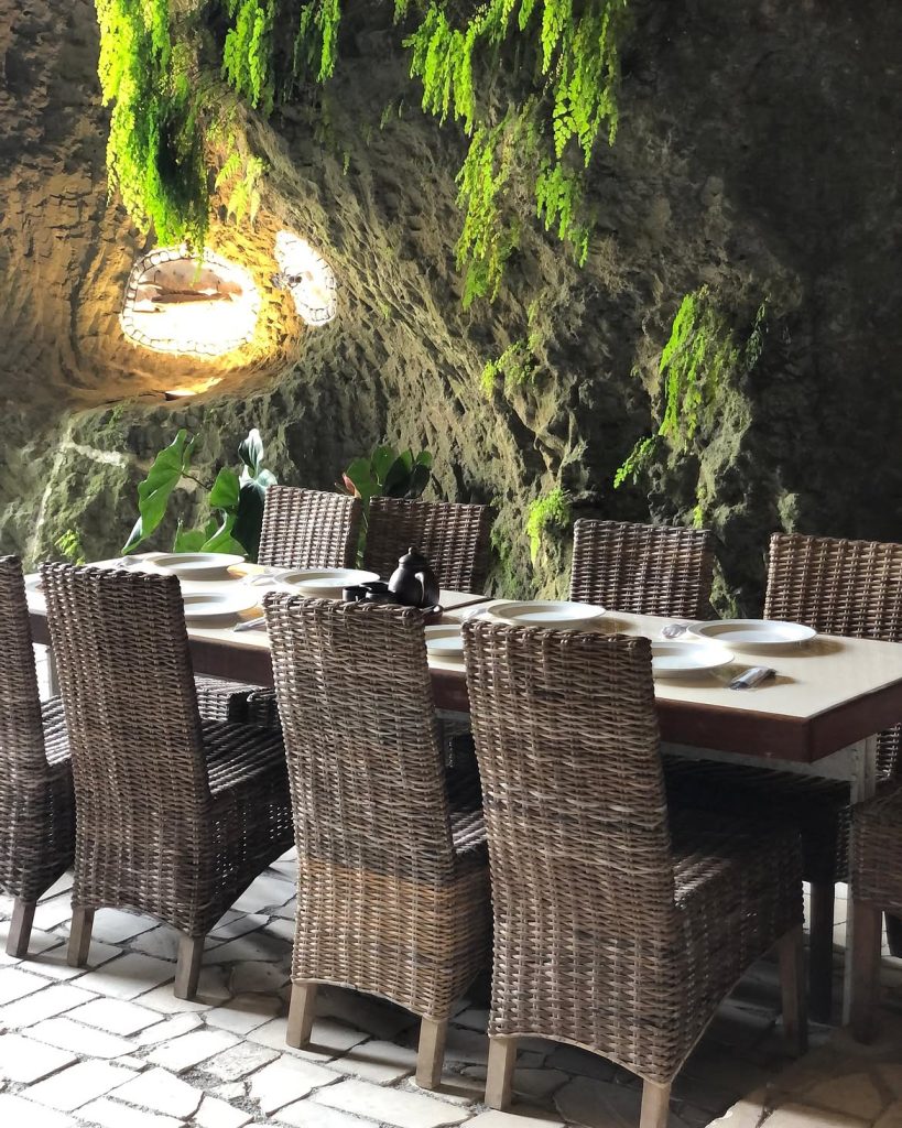 Area interior restoran dalam goa di Paleo Stone Age Fantasy Ponjong Gunungkidul Yogyakarta