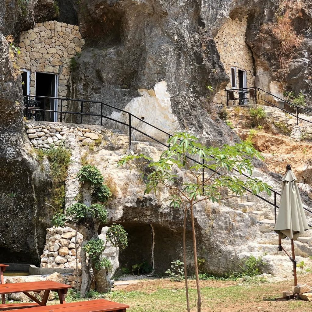 Suasana unik restoran dan wisata alam Paleo Stone Age Fantasy di dalam goa dengan konsep zaman batu di Gunungkidul Yogyakarta