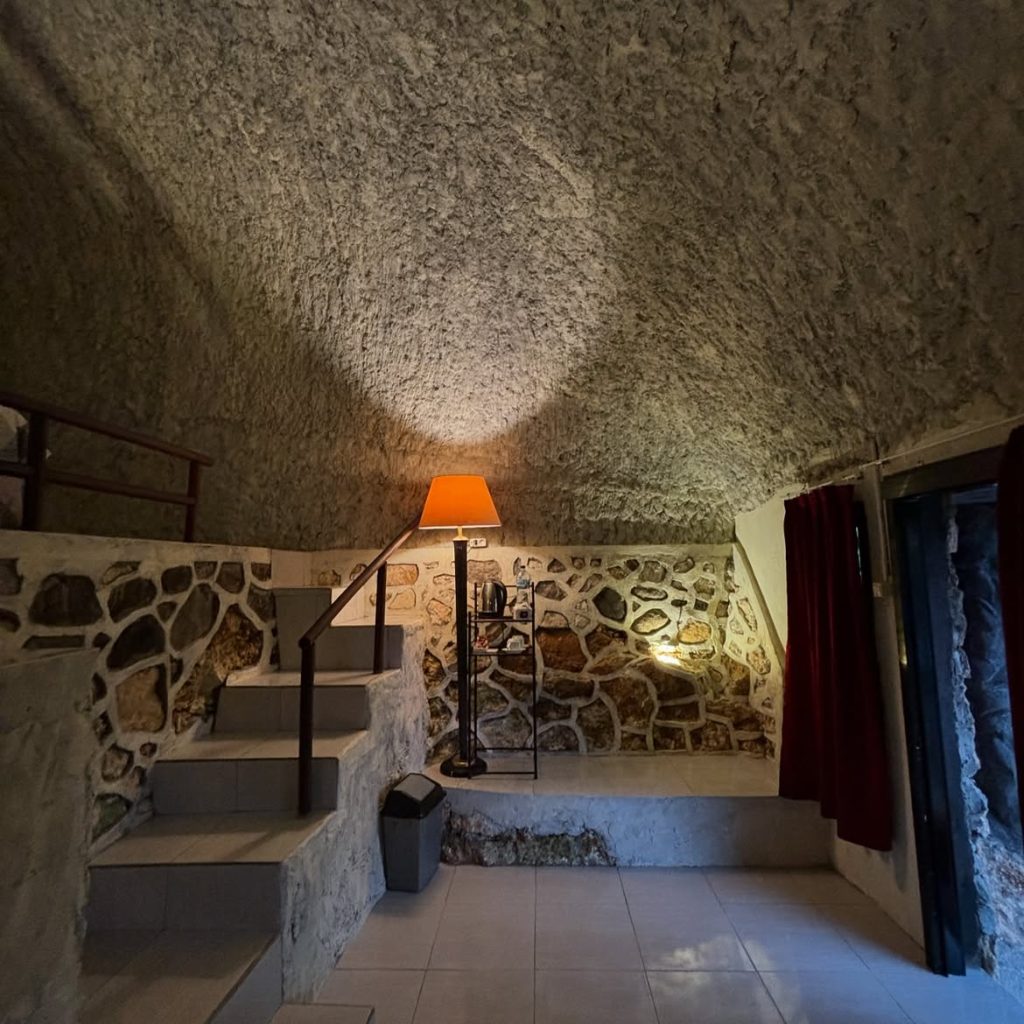 Suasana di dalam kamar hotel Paleo Stone Age Fantasy Gunung Kidul
