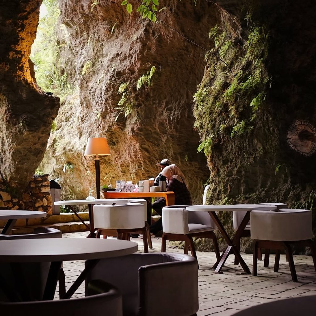 Area interior restoran dalam goa di Paleo Stone Age Fantasy Ponjong Gunungkidul Yogyakarta