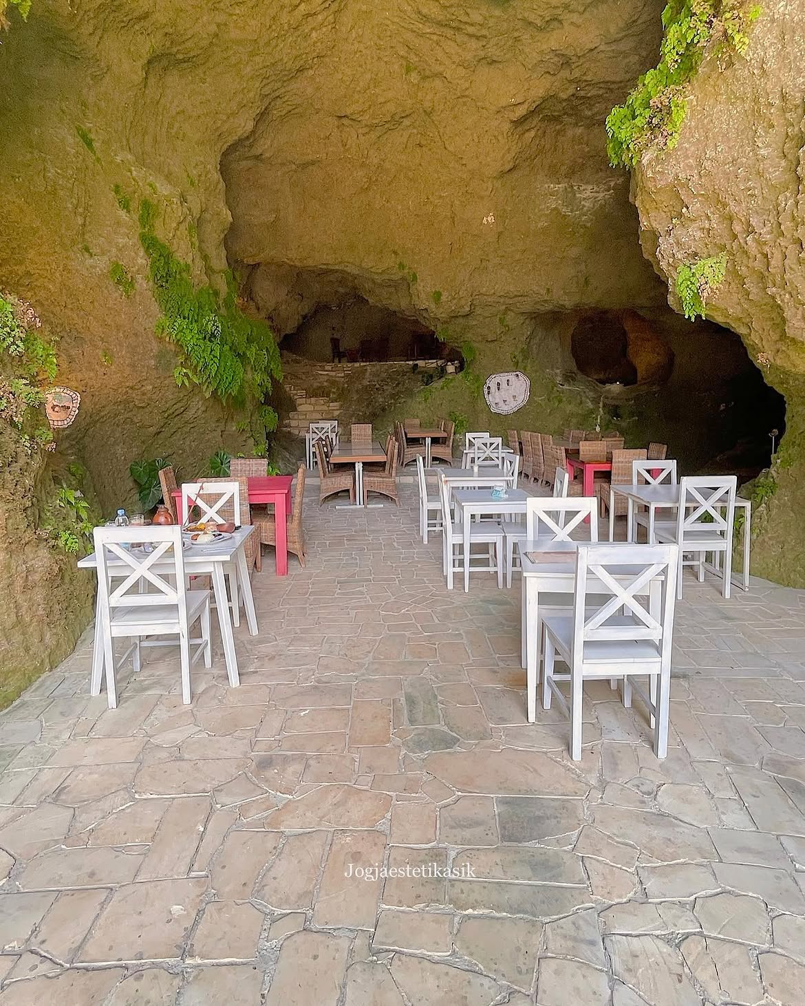 Area interior restoran dalam goa di Paleo Stone Age Fantasy Ponjong Gunungkidul Yogyakarta