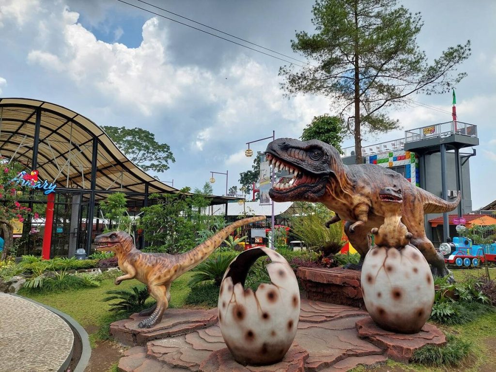 Suraloka Interactive Zoo pengujung bisa berinteraksi langsung dengan berbagai hewan