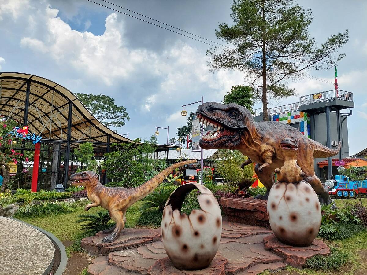 Suraloka Interactive Zoo pengujung bisa berinteraksi langsung dengan berbagai hewan